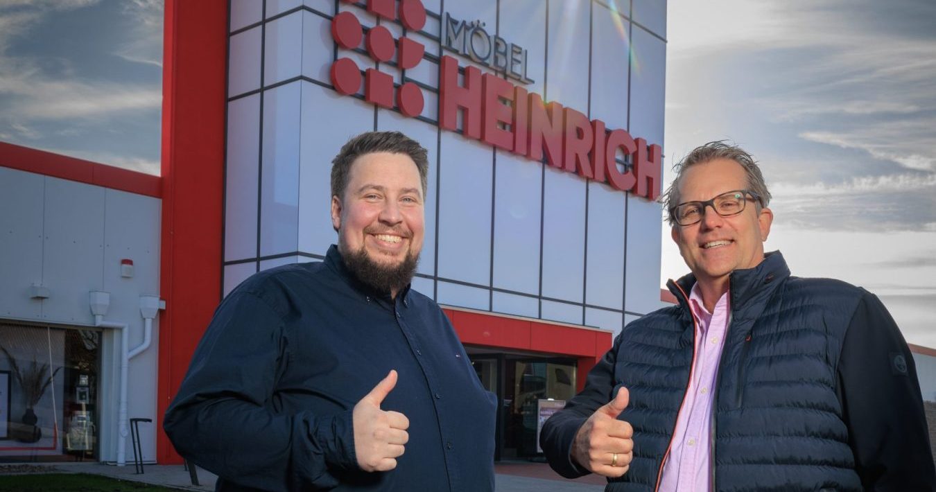 Bestens zufrieden mit dem Möbelhaus und der Zusammenarbeit sind KÖGEL Projektleiter Bastian Sülberg-Tewes und Sven Wehl, Leiter der Bauplanungsabteilung bei Möbel Heinrich.