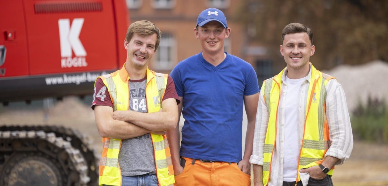 28.08.2025 Wunstorf. Kögel Bau . Baustelle KRH Wunstorf.Projektleiter Jean Simon Fallak und Jens Oliver Prüßner hielten Jean Schumacher (v. l.) als gutes Team den Rücken während seiner Elternzeit frei.