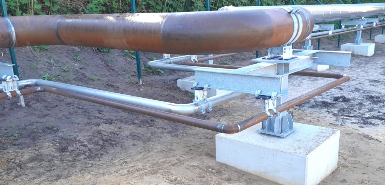 Die Rohrleitungen und zugehörigen Fundamente