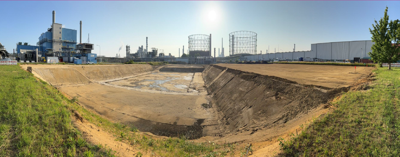 Das Baufeld für das neue Produktionsgebäude im Juni 2025.