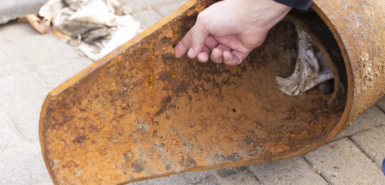 Seit 1937 hatte sich in der alten Gusseisenleitung Inkrustation gebiltet, die vom KÖGEL Team mit dem Scraper entfernt werden musste.