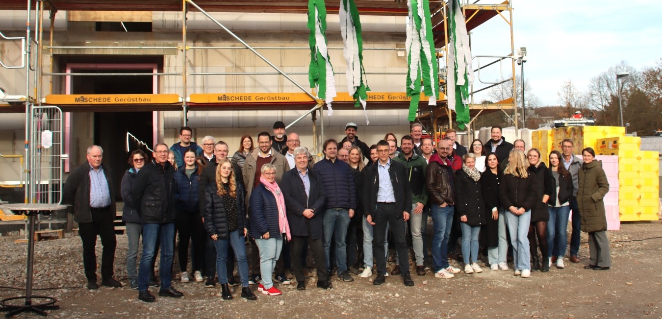 Verwaltungsgebäude Meschede_Richtfest Gruppenbild Glückliche Gesichter beim Richtfest im November 2025.