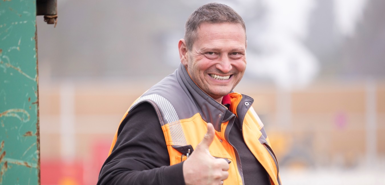 Mitarbeiter zeigt Daumen hoch