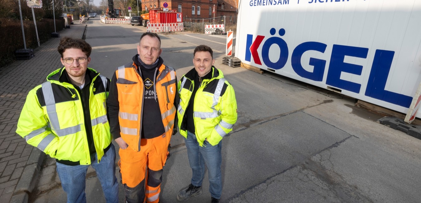 20260304D9111 Werkstudent Marcel Litke, Polier Andreas Fleischmann und Projektleiter Jean Schumacher bringen das Tiefbauprojekt in Gehrden voran.