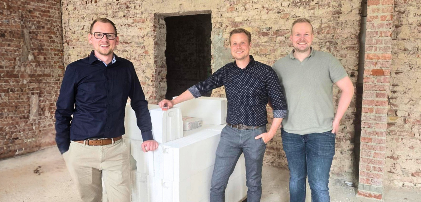 Das Team im Inneren vom Bildungscampus Herford fotografiert